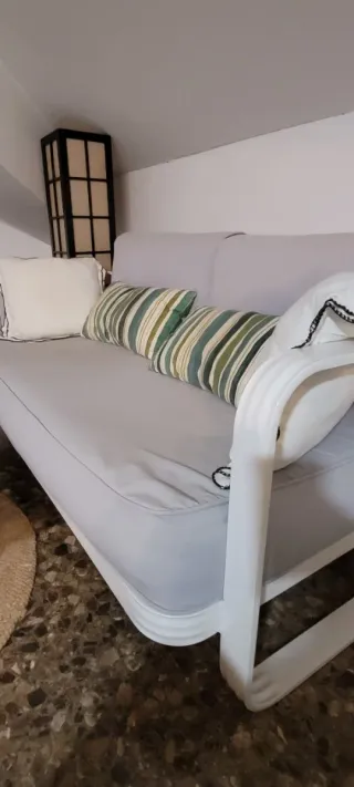 Sofá de terraza gris con mesa