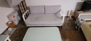 Sofá de terraza gris con mesa