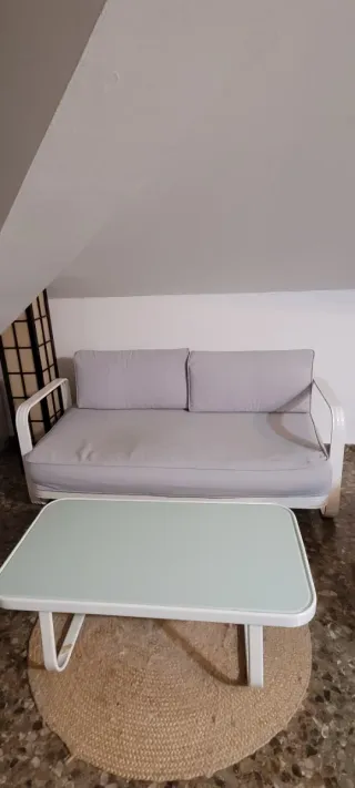 Sofá de terraza gris con mesa