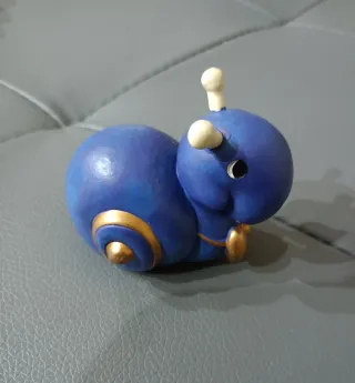 Statuina Lumaca blu stilizzata in ceramica