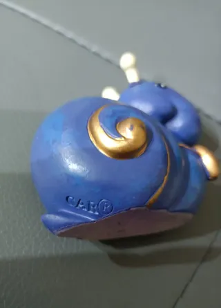 Statuina Lumaca blu stilizzata in ceramica