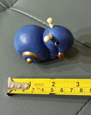 Statuina Lumaca blu stilizzata in ceramica