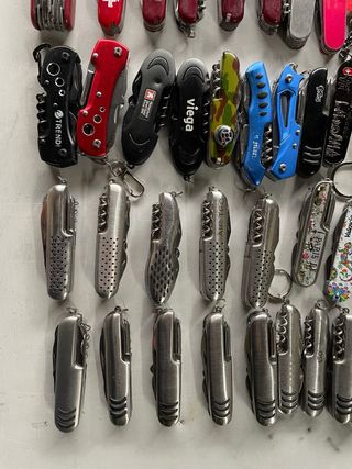 Lotto di 53 Coltelli multiuso souvenir