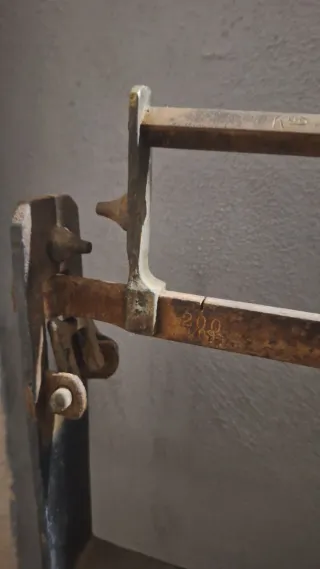 Báscula de madera y metal antigua