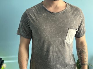 T-shirt Pull&Bear cinza com bolso