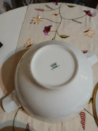 Sopera porcelana dorada y 9 platillos para pan