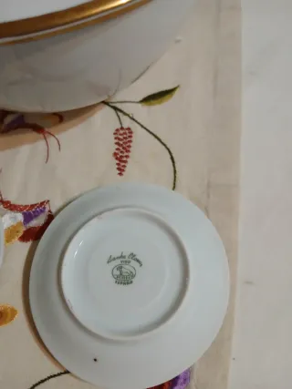 Sopera porcelana dorada y 9 platillos para pan