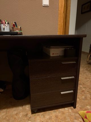 Escritorio grande marrón con cajones