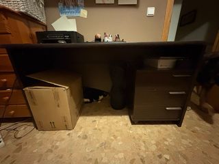 Escritorio grande marrón con cajones