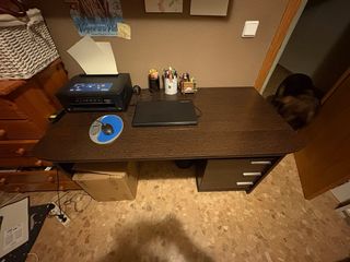 Escritorio grande marrón con cajones