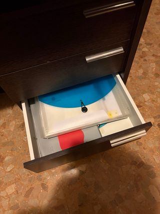 Escritorio grande marrón con cajones