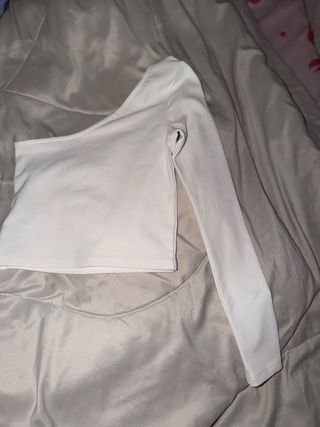 Top blanco asimétrico manga larga