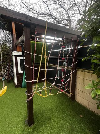 Parque infantil: casita, columpios