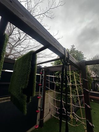 Parque infantil: casita, columpios