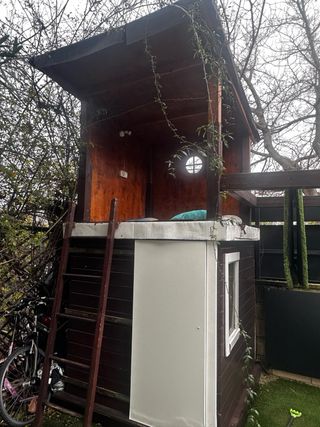 Parque infantil: casita, columpios