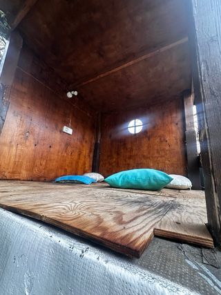 Parque infantil: casita, columpios