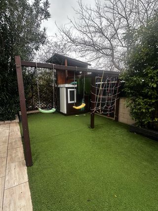 Parque infantil: casita, columpios