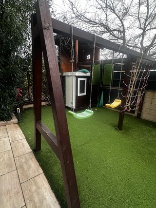 Parque infantil: casita, columpios