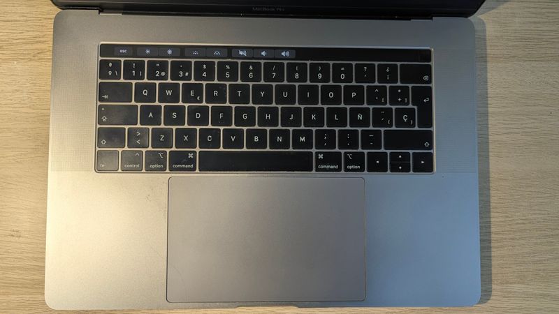 MacBook Pro 15 2018 i7 16GB 256GB Gris Espacial afbeelding 2