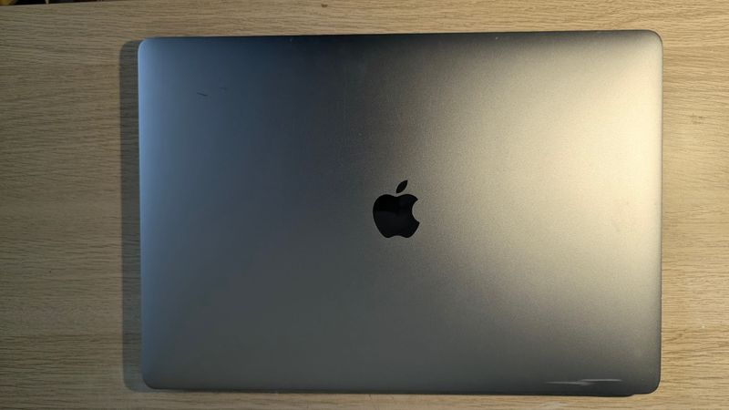 MacBook Pro 15 2018 i7 16GB 256GB Gris Espacial afbeelding 3