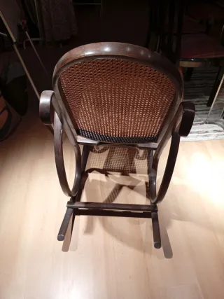 Mecedora de madera y ratán