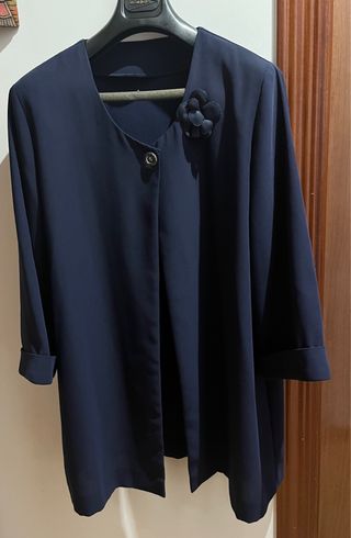 Chaqueta azul de señora con flor