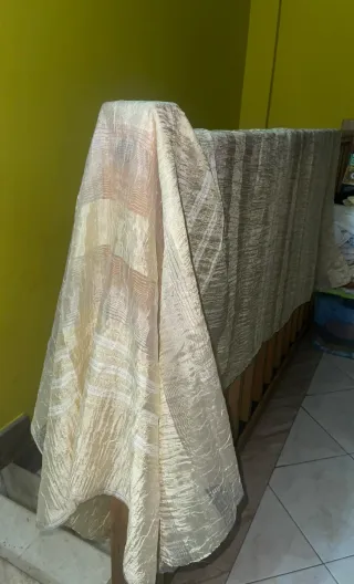 Tenda decorativa oro e bianco