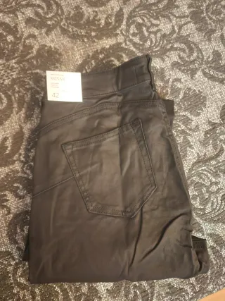 Pantalones pitillo Mango efecto piel negros