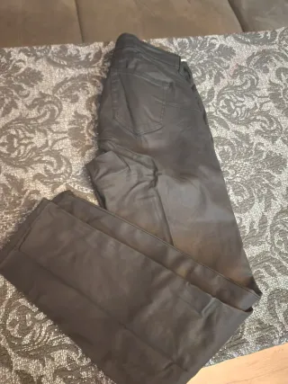 Pantalones pitillo Mango efecto piel negros