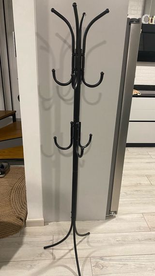 Perchero de pie negro