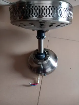 Ventilador de techo blanco con luces