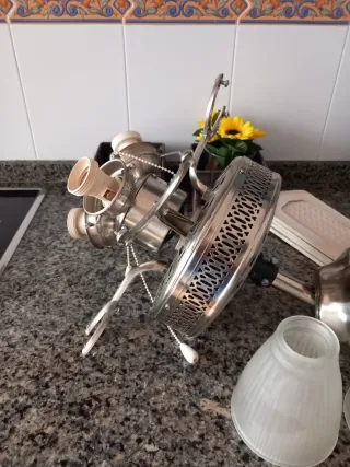 Ventilador de techo blanco con luces