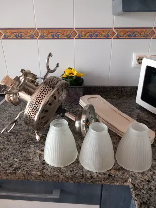 Ventilador de techo blanco con luces