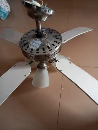 Ventilador de techo blanco con luces
