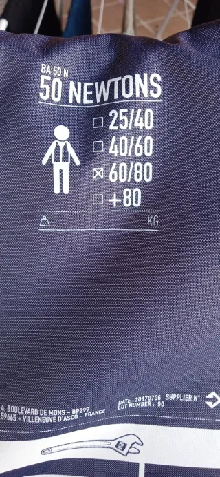 Chalecos salvavidas rojos y amarillos