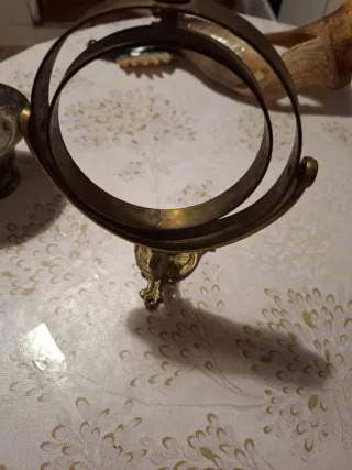 Objeto decorativo de bronce antiguo