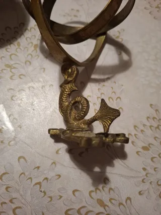 Objeto decorativo de bronce antiguo