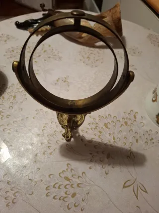 Objeto decorativo de bronce antiguo