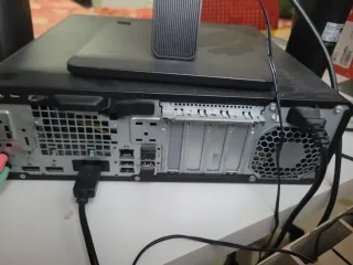 Ordenador HP sobre mesa semi nuevo