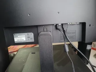 Ordenador HP sobre mesa semi nuevo