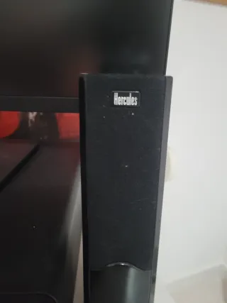 Ordenador HP sobre mesa semi nuevo