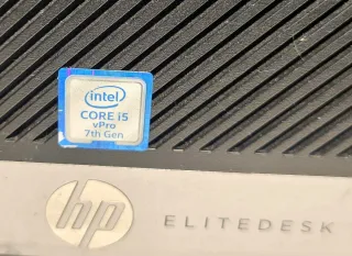 Ordenador HP sobre mesa semi nuevo