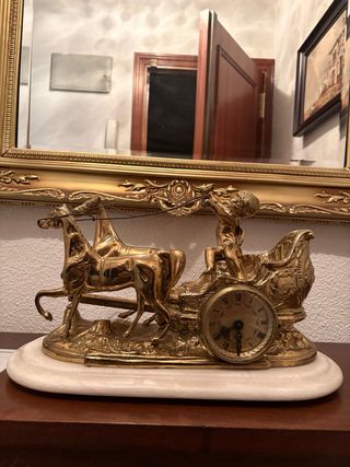 Reloj de mesa antiguo de caballos y carroza