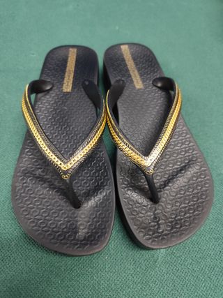 Chanclas Ipanema Negras con Dorado Talla 37