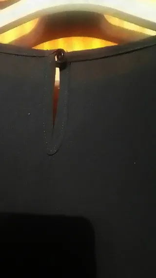 Camiseta negra talla M con diseño plateado