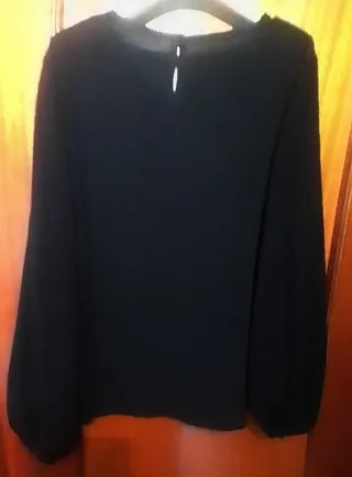 Camiseta negra talla M con diseño plateado