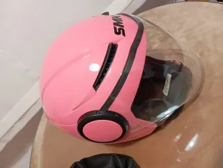 Casco de moto rosa SMK sin estrenar.