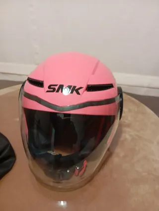 Casco de moto rosa SMK sin estrenar.