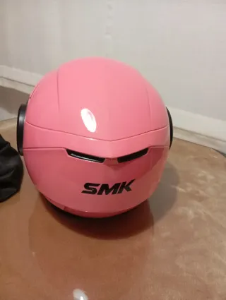 Casco de moto rosa SMK sin estrenar.