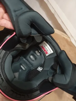 Casco de moto rosa SMK sin estrenar.